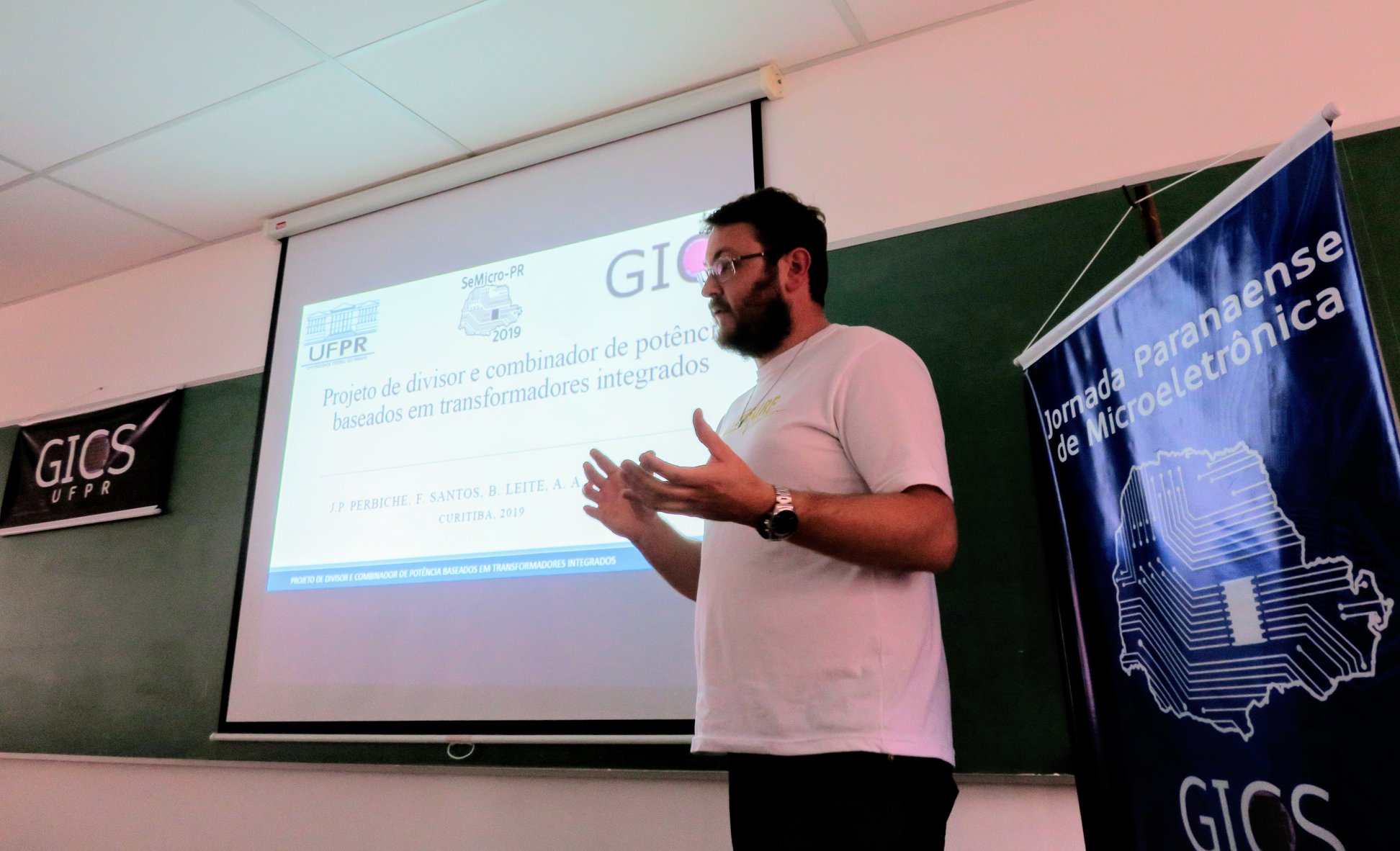 João Paulo Perbiche apresentou o trabalho "Projeto de divisor e combinador de potência baseados em transformadores integrados".