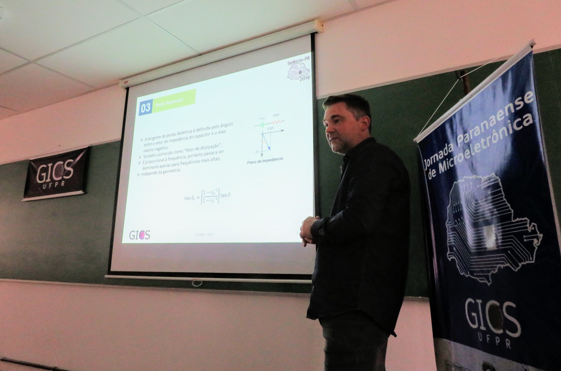 Marcio Luis Michalkiewicz apresentou o trabalho "Estudo sobre permissividade efetiva e atenuação em guias de onda SIW".