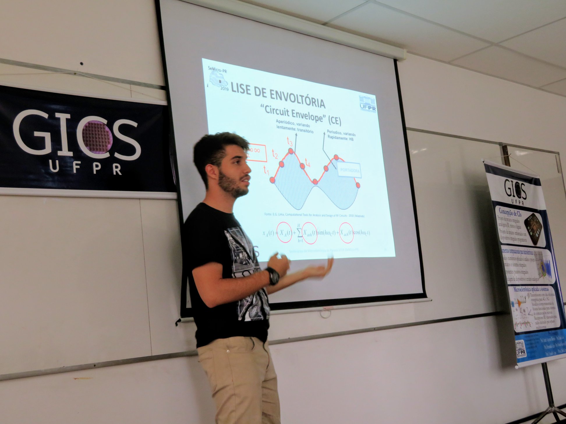 Caio Natalino apresentou o trabalho "Métodos de envoltória aplicados à simulação de circuitos com duas portadoras".