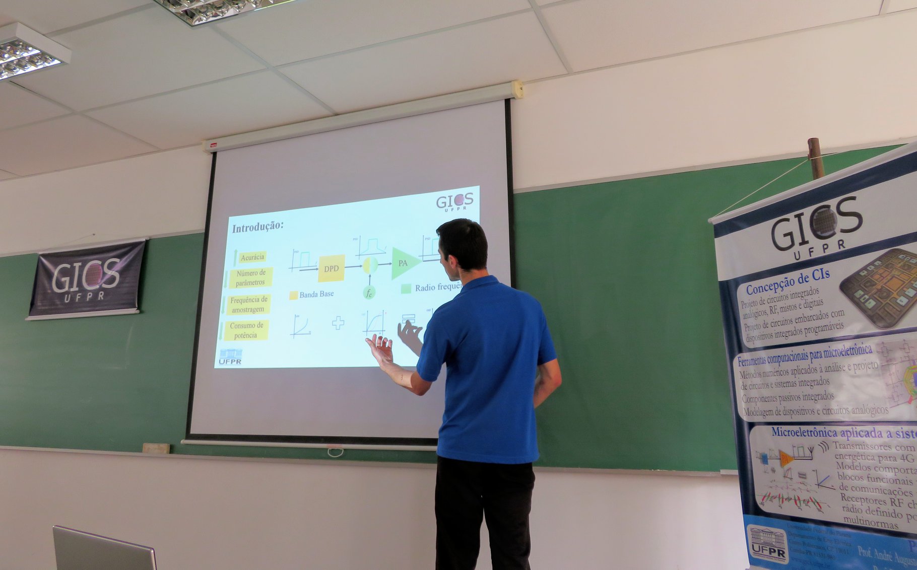 Luis Schuartz apresentou o trabalho "Relação entre comprimento de memória e frequência de amostragem na modelagem de amplificadores de potência".