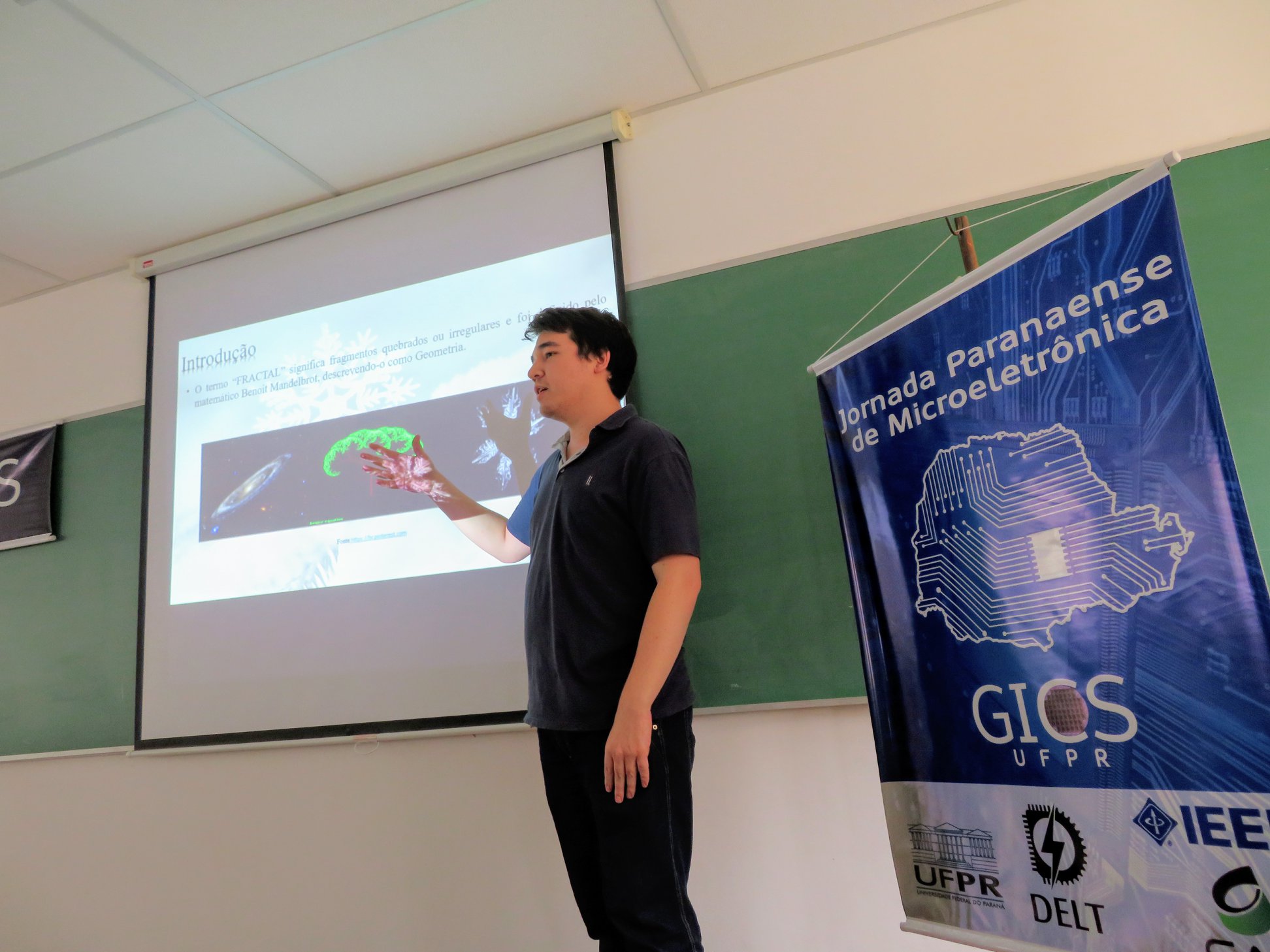 Diogo Miyazaki apresentou o trabalho "Geometria fractal de Koch adaptada para microstrip, aplicada em acopladores de microondas".