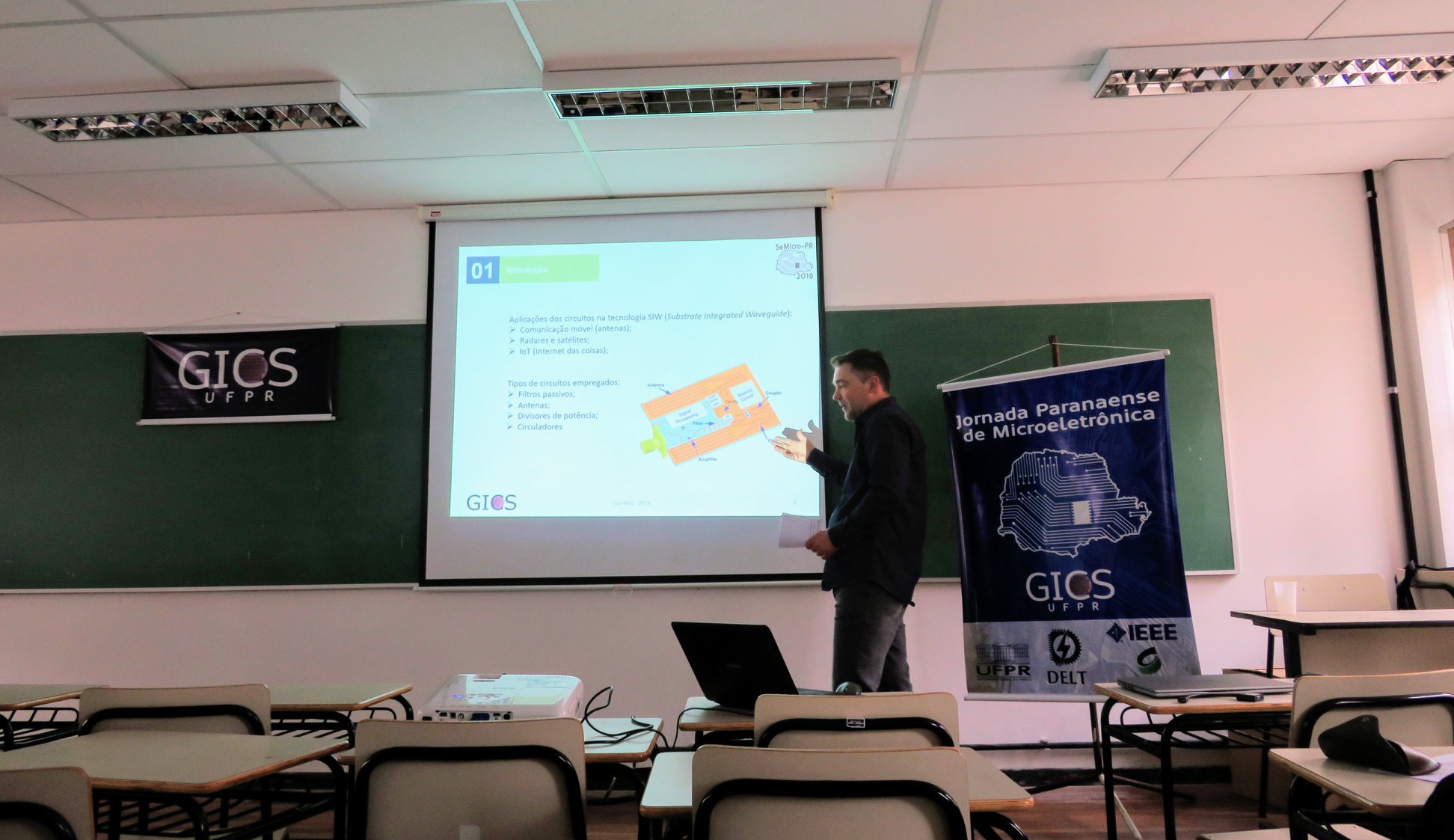 Marcio Luis Michalkiewicz apresentou o trabalho "Projeto de filtro passa-faixa usando tecnologia SIW e topologia IRIS".