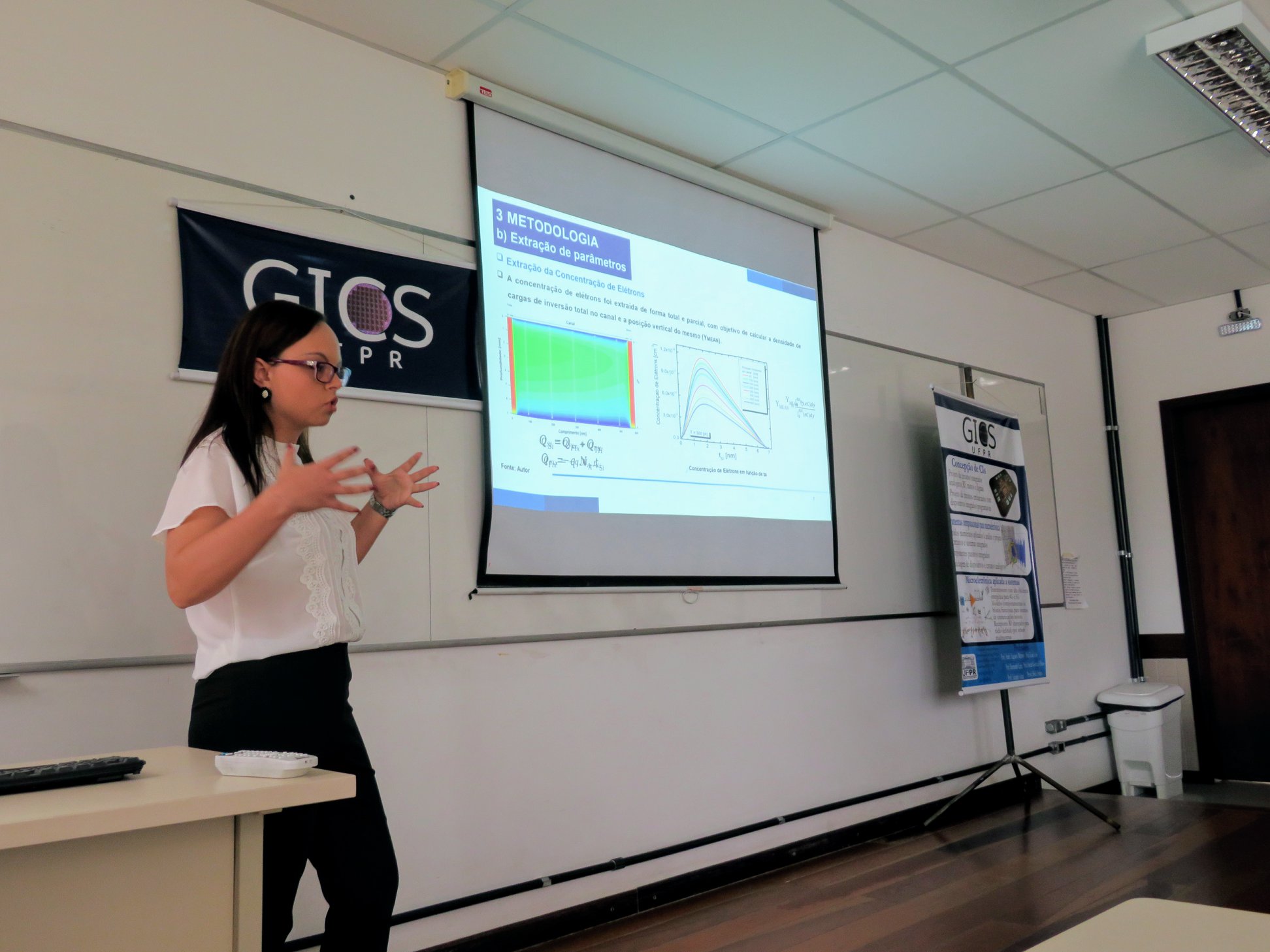 Natasha Merzbahcer apresentou o trabalho "Análise da densidade de carga de inversão em função da temperatura em UTBB SOI MOSFETs"