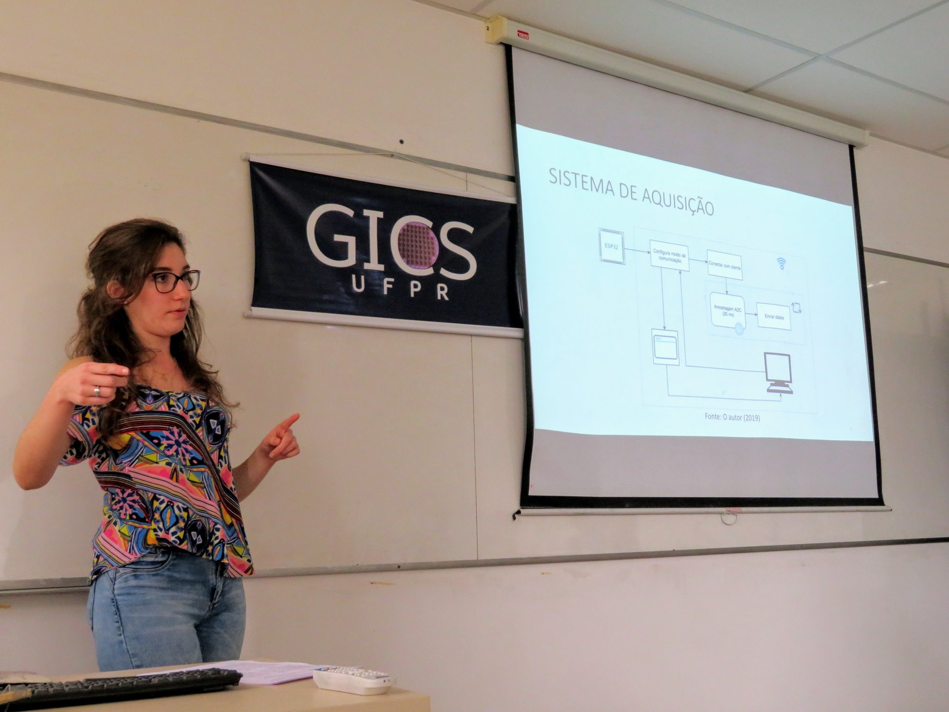 Luciane Favero apresentou o trabalho "Sistema de biofeedback através do monioramento da atividade respiratória".