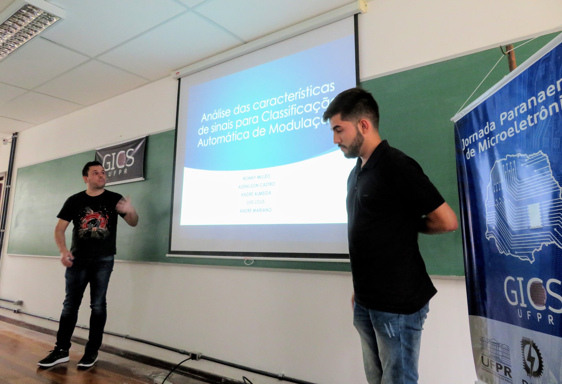 Ronny Milleo e Adenilson Castro apresentaram o trabalho "Análise das características de sinais para classificação automática de modulação".