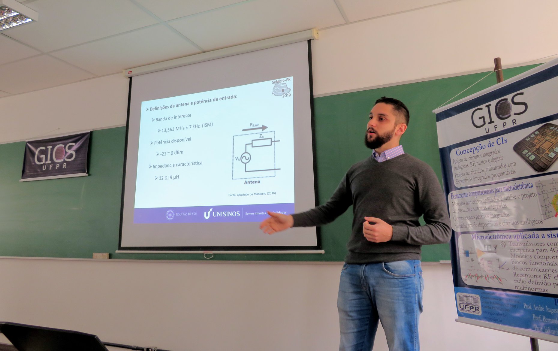 Renan Martins apresentou o trabalho "Projeto de circuito para energy harvesting para RF em tecnologia CMOS 180 nmProjeto de circuito para energy harvesting para RF em tecnologia CMOS 180 nm".