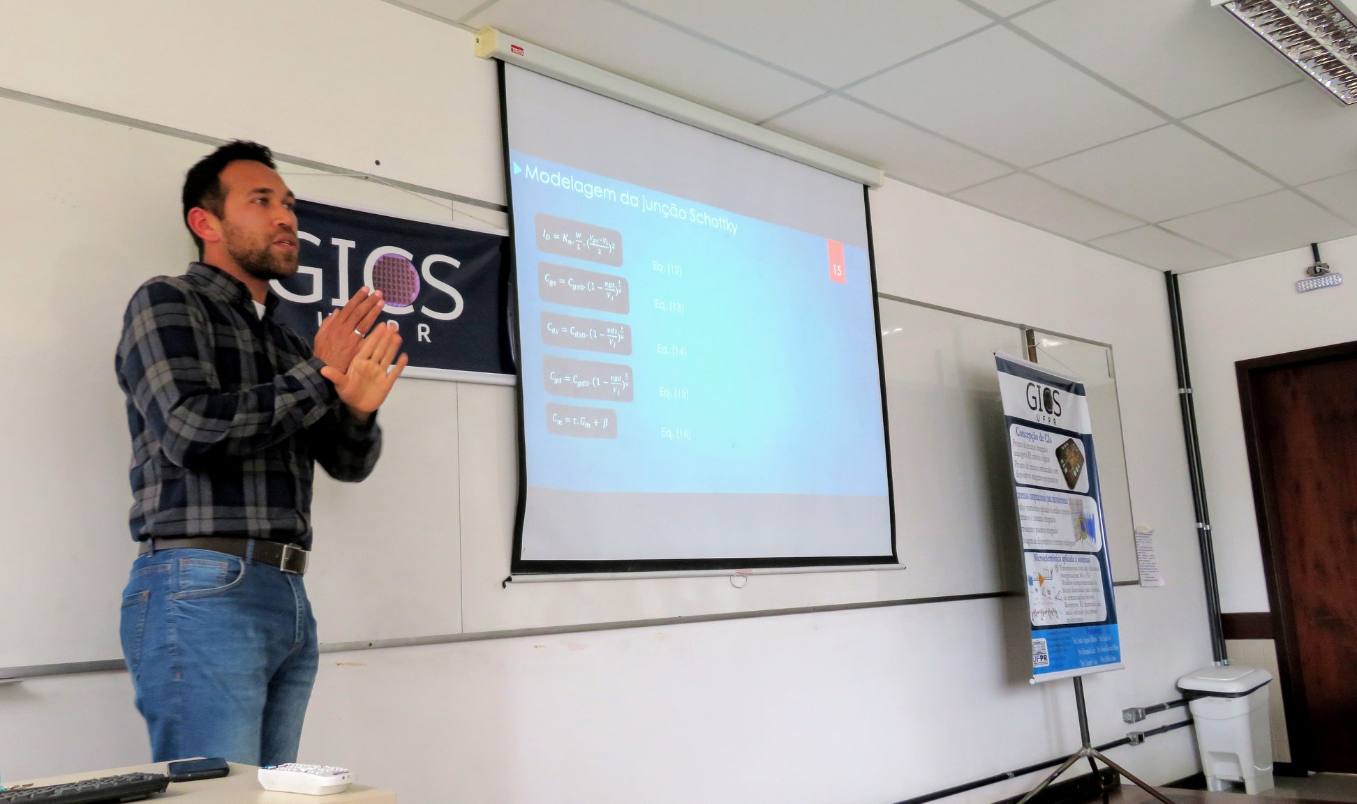 Marcelo Oliveira apresentou o trabalho "Modelagem não linear de transistores de efeito de campo pelo método dos mínimos quadrados iterativo".