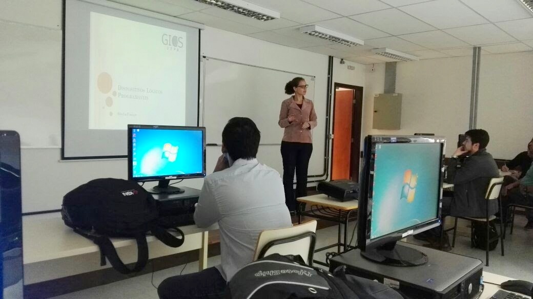 Profa. Sibilla França ministrou o minicurso "Projetos Práticos em FPGAs"
