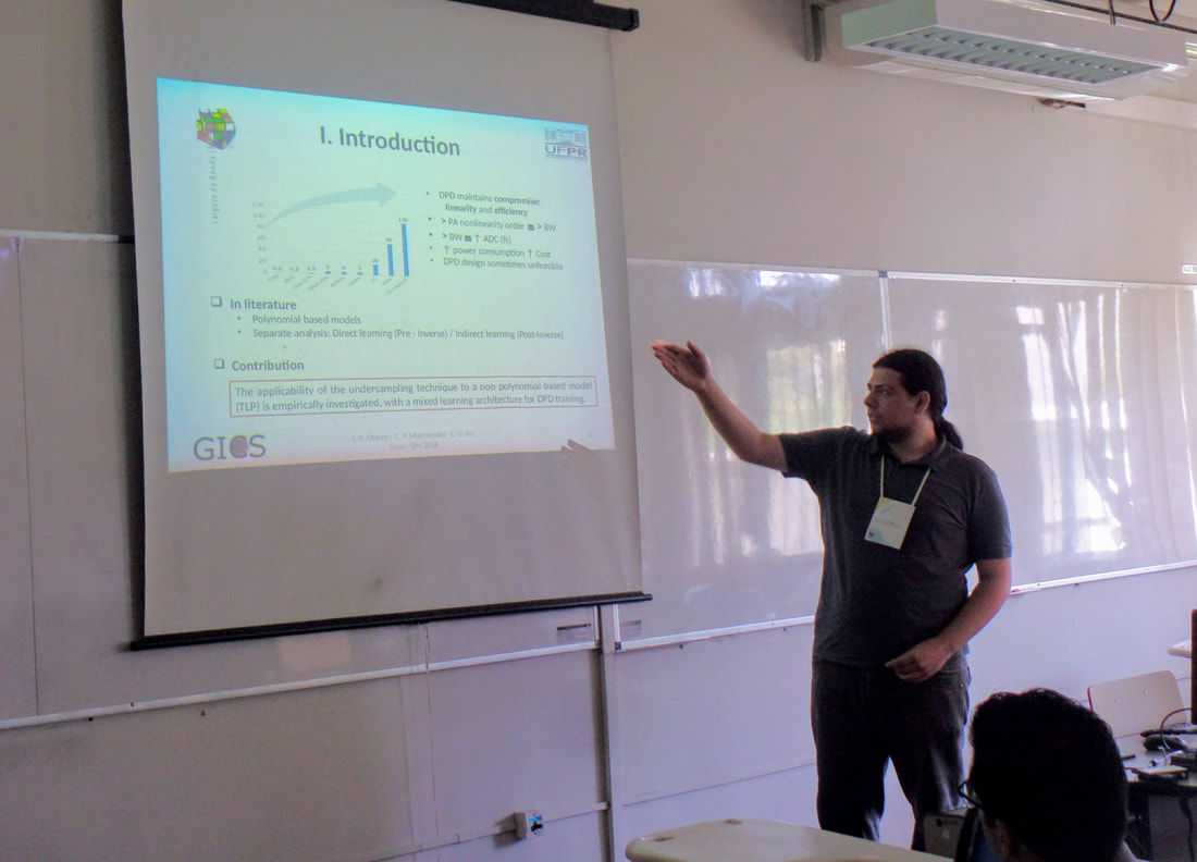 Caio Mizerkowski apresentou o trabalho "Mixed learning architecture for identification with reduced sampling frequency of digital baseband predistorters based on three-layer perceptrons".