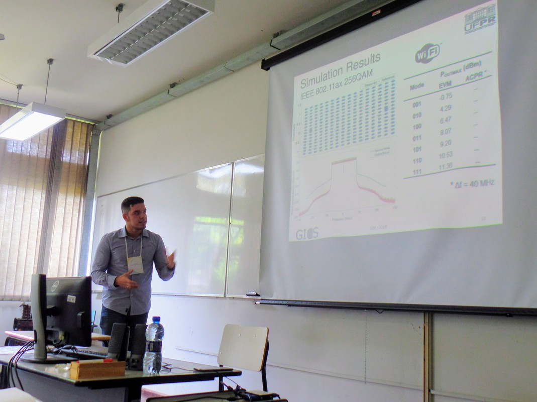 Arthur Modesto apresentou o trabalho "Linearity characterization of a multimode CMOS Power Amplifier for IEEE 802.11n, IEEE 802.11ax and LTE signals".