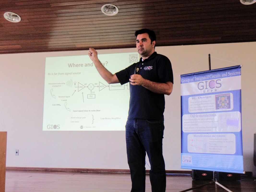Prof. André Augusto Mariano apresentou o ateliê "Amplificadores de baixo ruído em tecnologia CMOS: premissas de projeto e desafios".