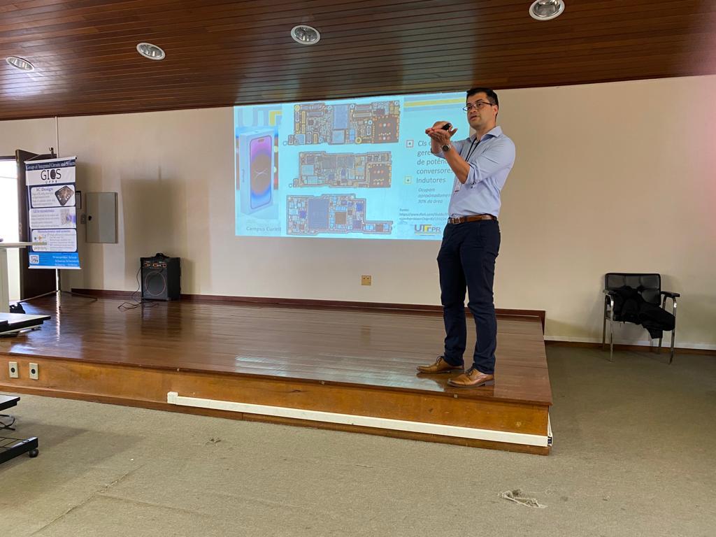 Prof. Juan Camilo Castellanos Rodriguez (UTFPR) apresentou a palestra "Conversores de potência integrados híbridos: This is the way".