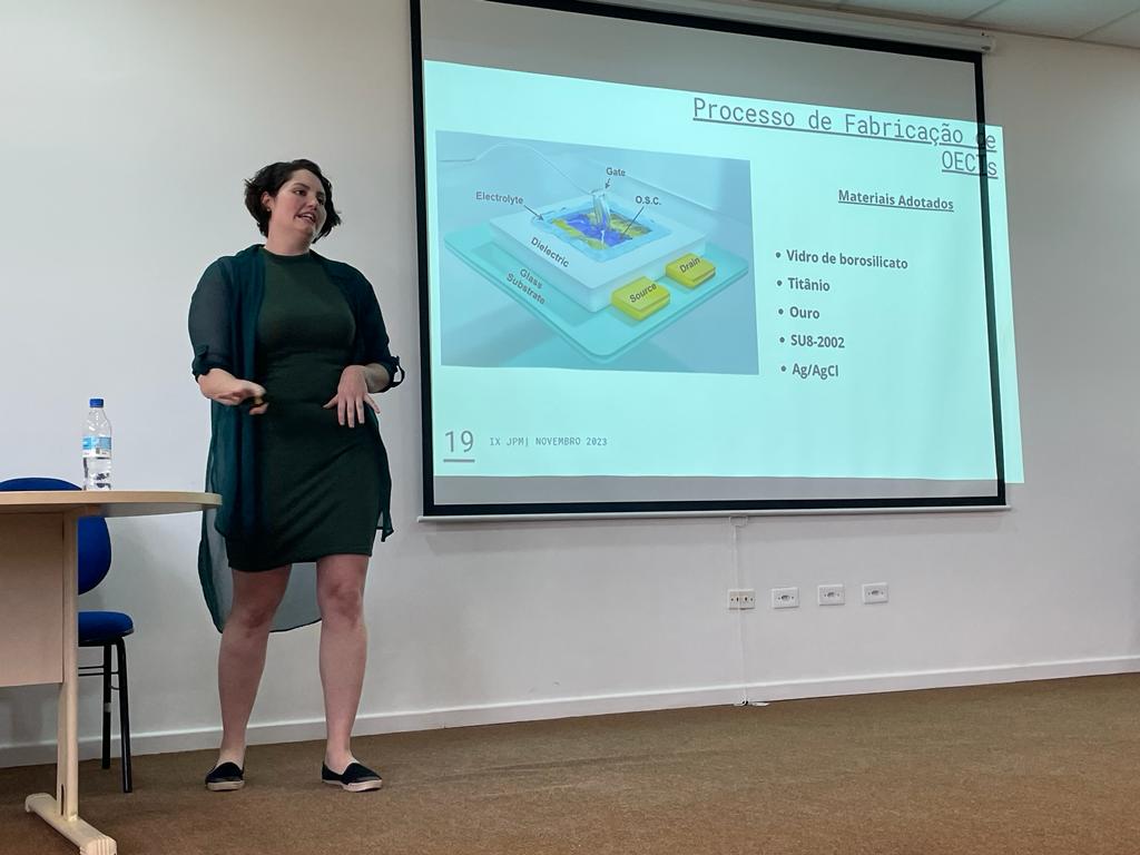 Natalia Menezes (LACTEC) apresentou a palestra "Eletrônica orgânica - conceitos e aplicações"