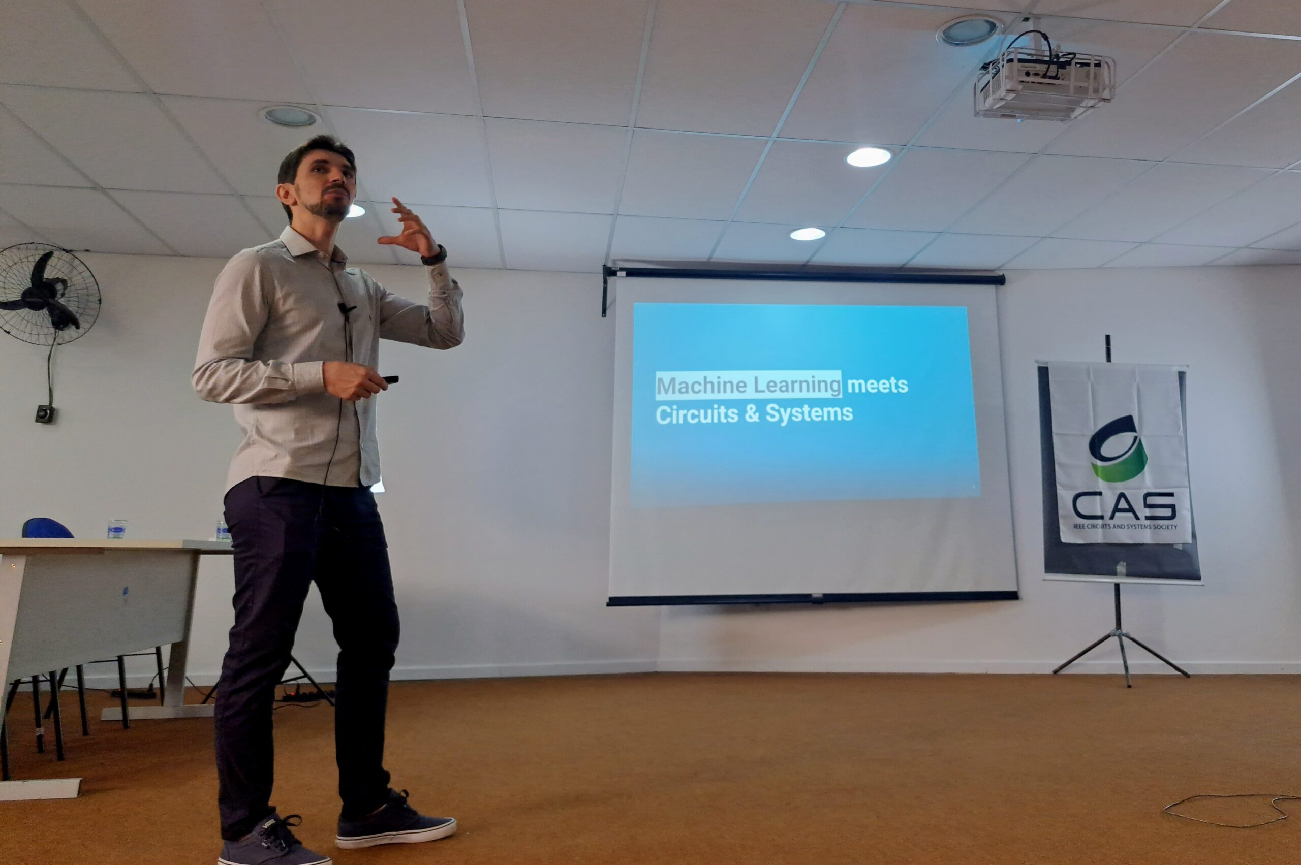 Mateus Grellert apresentou a palestra "Machine learning meets circuits and systems"