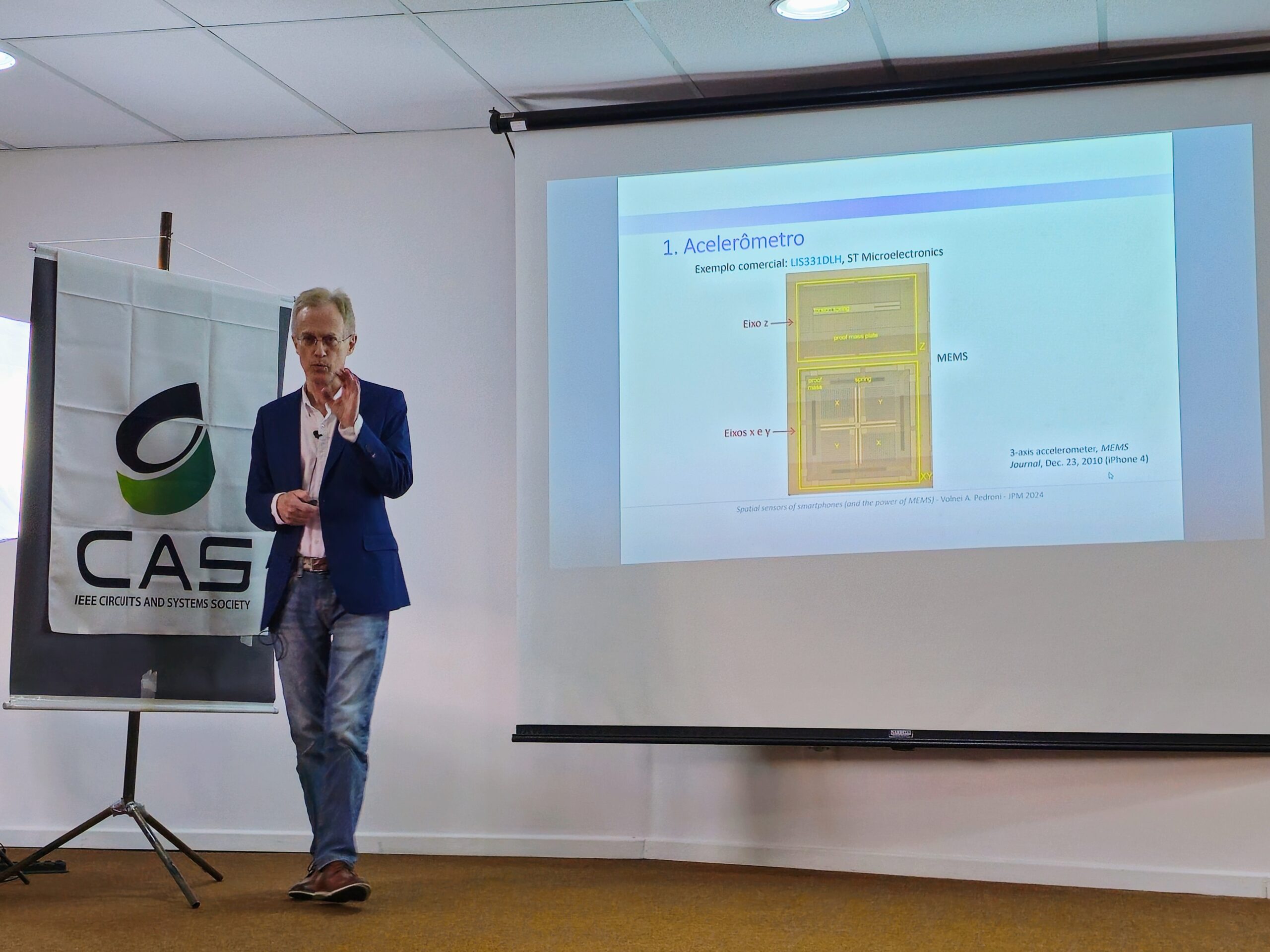 Volnei Pedroni apresentou a palestra "Spatial sensors of smartphones: the power of MEMS"