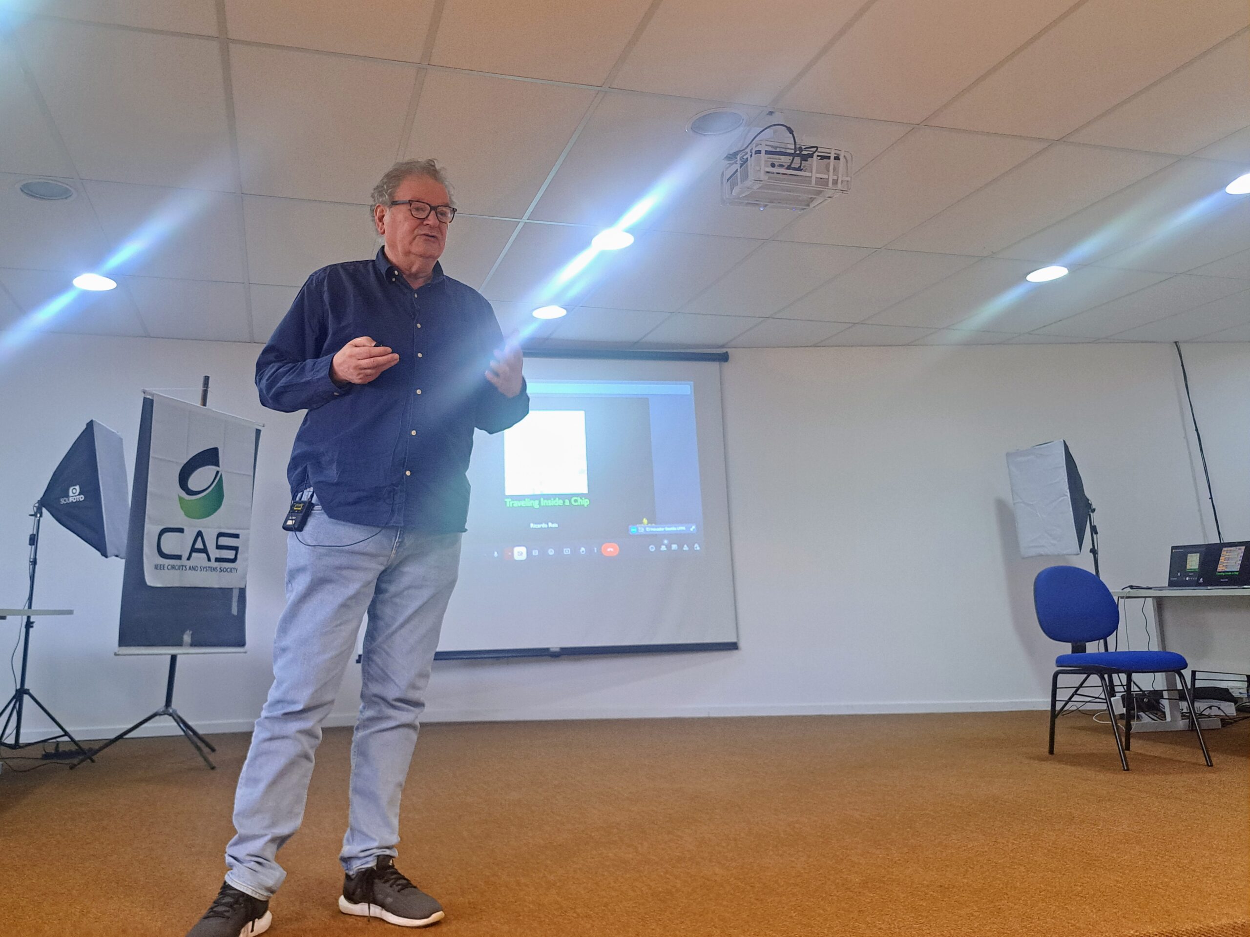 Ricardo Reis apresentou a palestra "Traveling inside a chip"